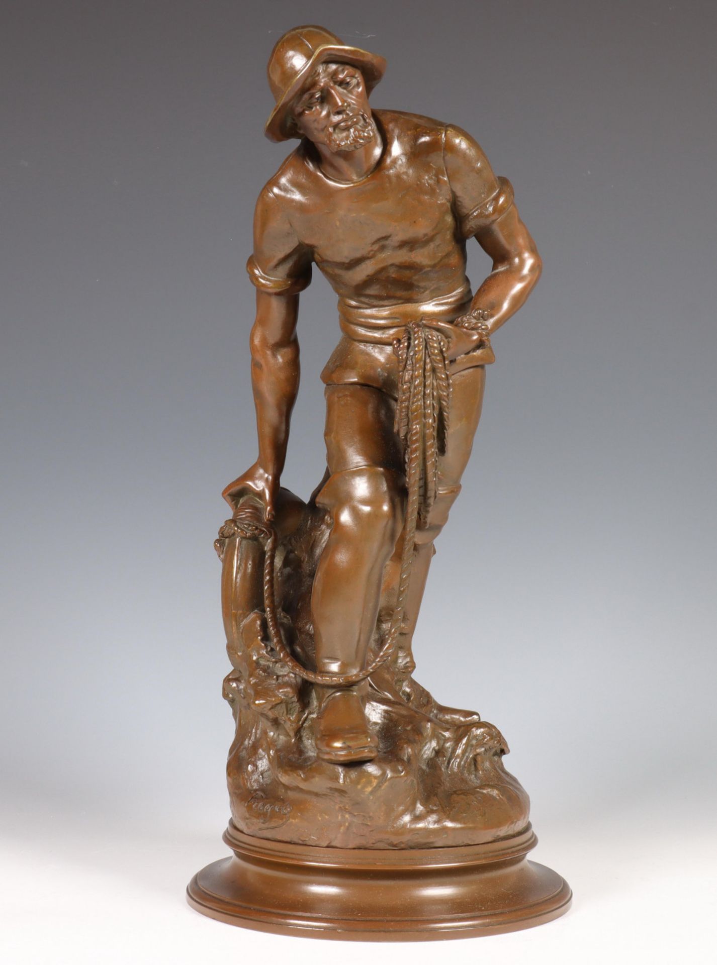 Frankrijk, bruin gepatineerd bronzen sculptuur van een visser, ges. Albert Froger, 19e eeuw;