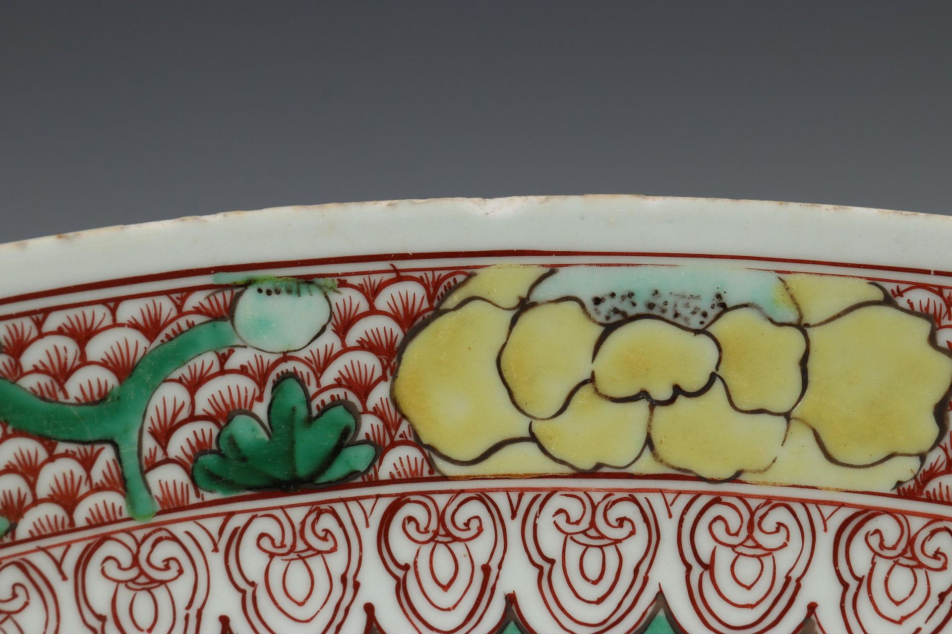 China, een wucai porseleinen schotel, ca. 1700, - Bild 9 aus 11
