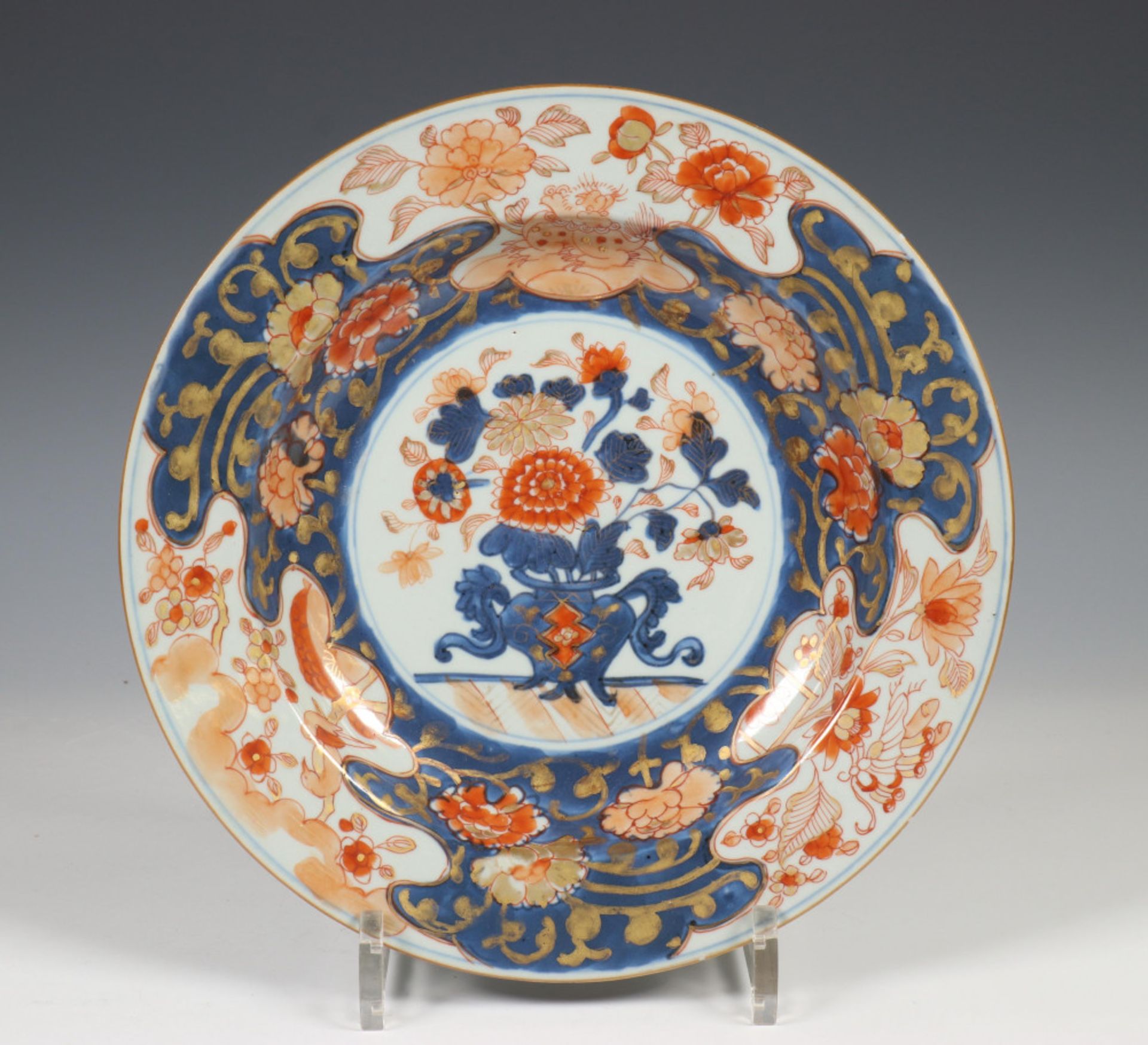 China, een set van zes Imari porseleinen borden, 18e eeuw, - Image 3 of 20