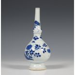 China, een blauw-wit porseleinen sprenkelaar, Kangxi,