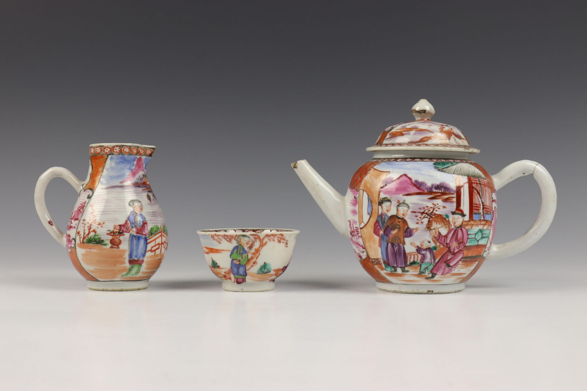 China, famille rose gedeeltelijk theeservies met Mandarijnendecor, 18e/19e eeuw,