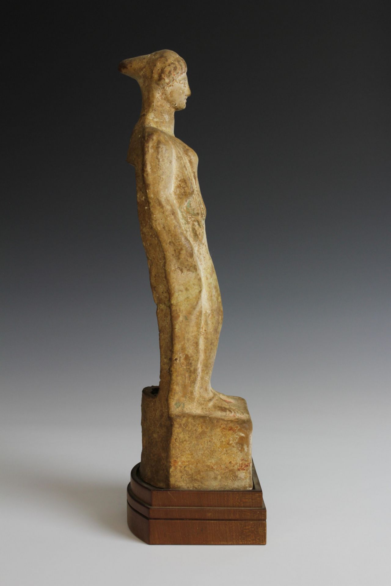 Greek terracotta standing female figure, Boetia, 5th century BC., - Bild 2 aus 7