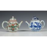 China, een blauw-wit en een famille verte porseleinen geribde theepot, Kangxi,