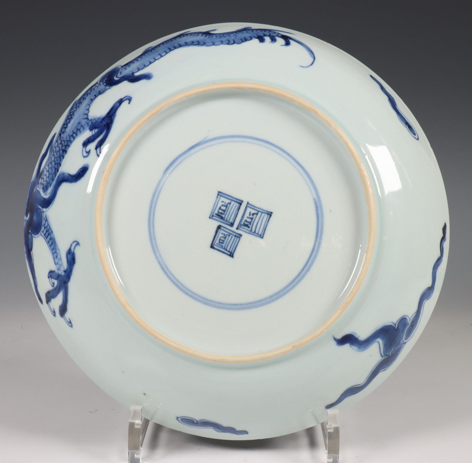 China, blauw-wit porseleinen bord, 19e eeuw, - Image 4 of 6