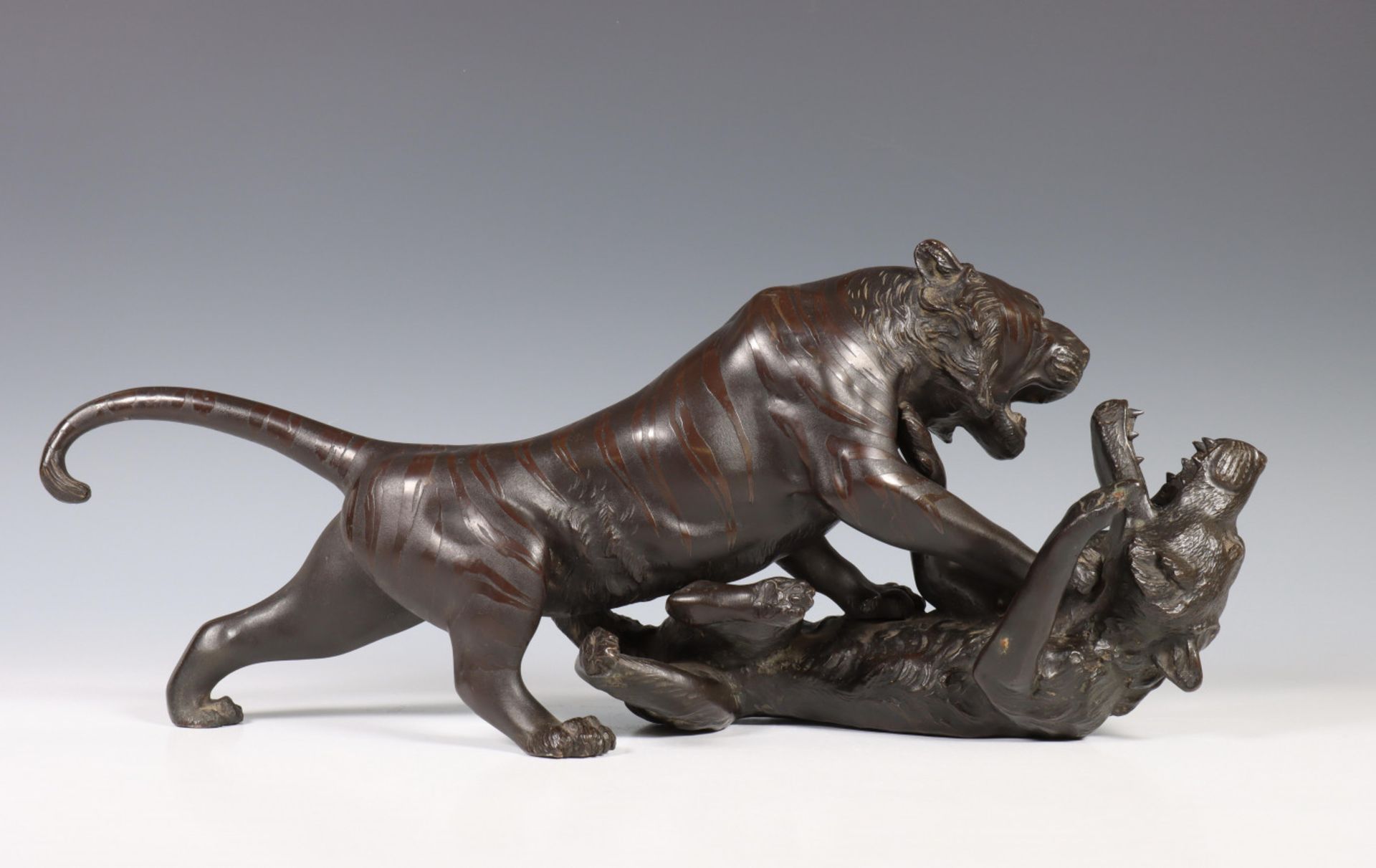 Japan, een bronzen beeld van vechtende tijger en wolf, Meiji periode, - Bild 6 aus 6
