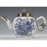 China, een zilvergemonteerde blauw-wit porseleinen theepot, 18e eeuw,