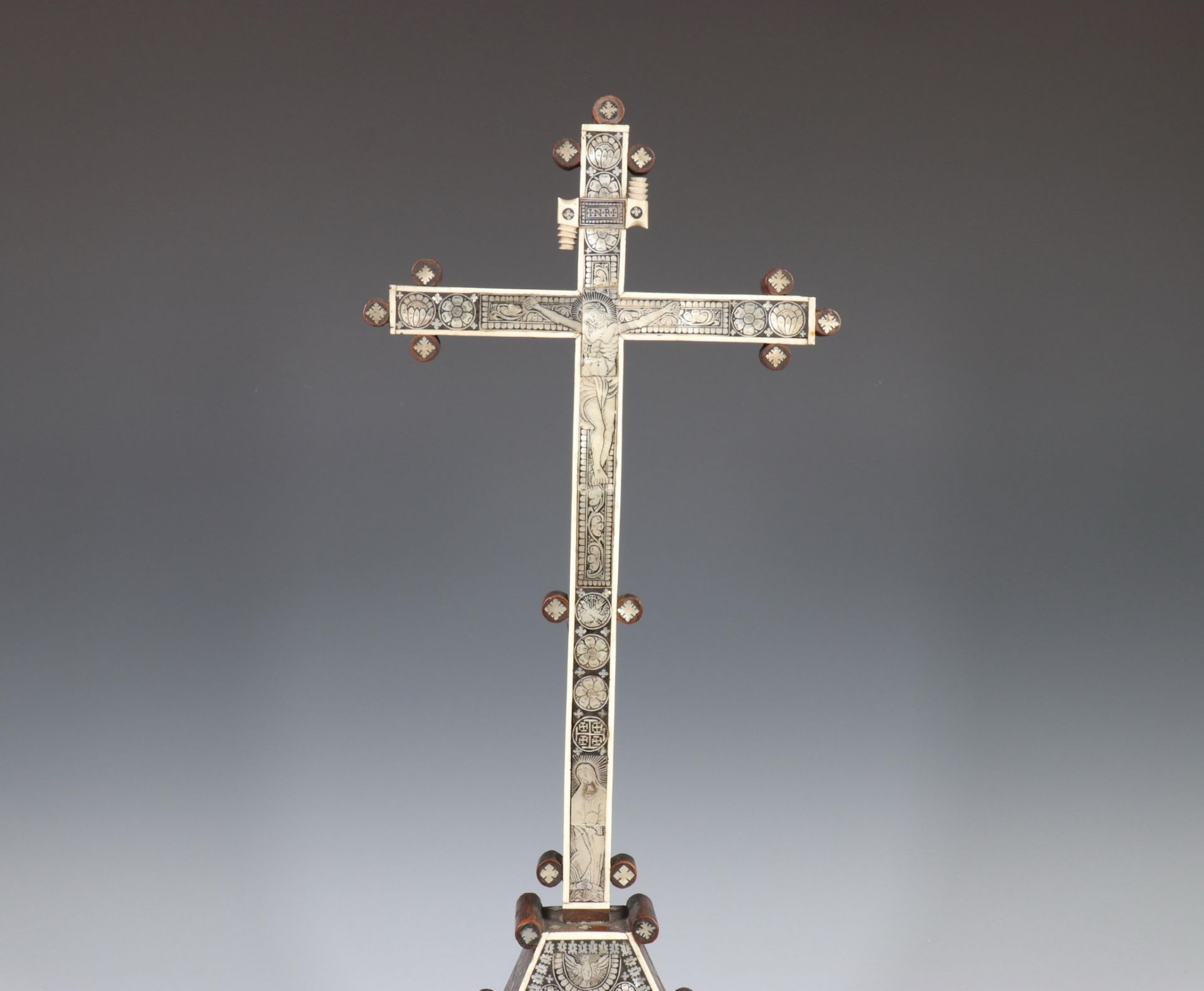 Jeruzalem, crucifix op driehoekige basis, 18e-19e eeuw; - Bild 4 aus 6