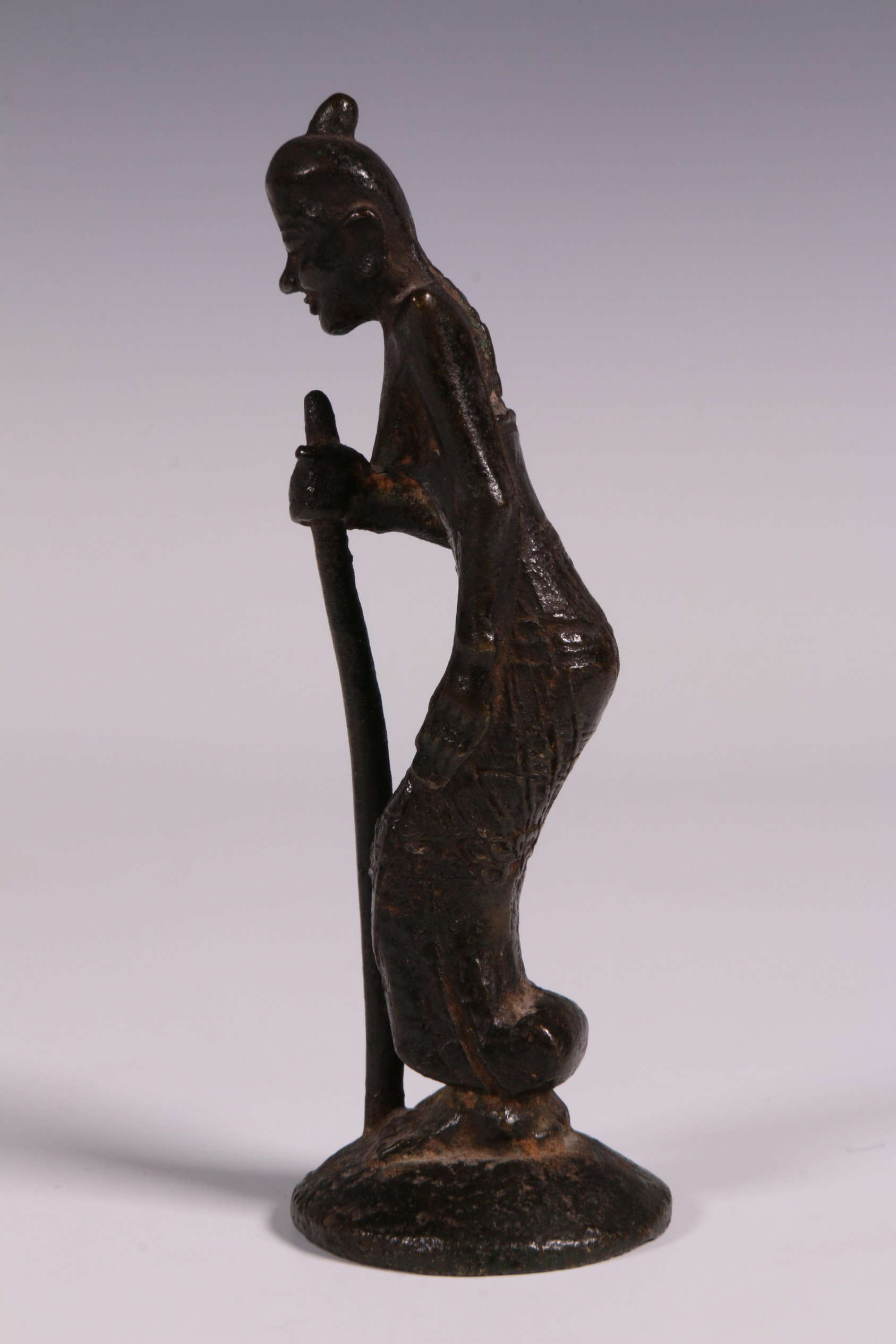 Sri Lanka, bronzen staand vrouwfiguur, ca. 1900, - Image 3 of 3