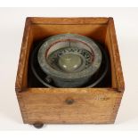 Engeland, vloeistof kompas in eikenhouten kist, ca. 1930;