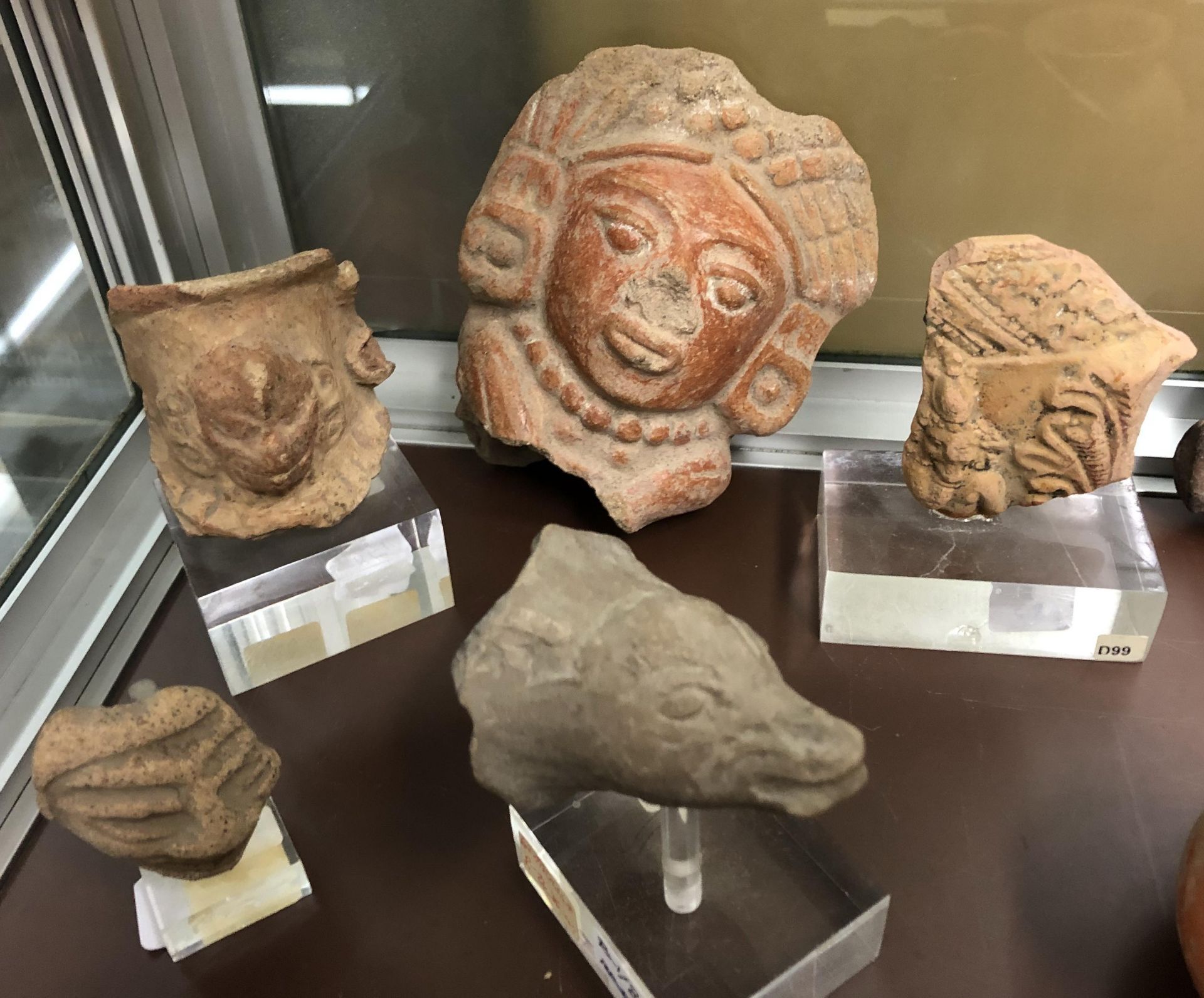 A collection of various South American Pre Columbian eartheware artefacts, - Bild 4 aus 5