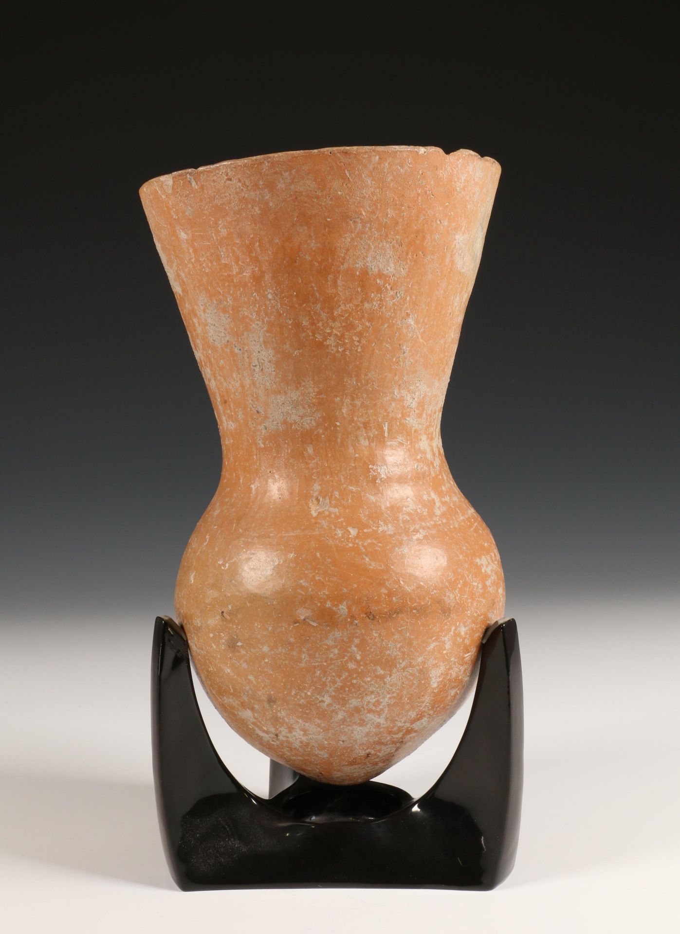 Hellenistic terracotta vase, 5th-4th century and a Roman fibula, 2nd century. - Image 4 of 5