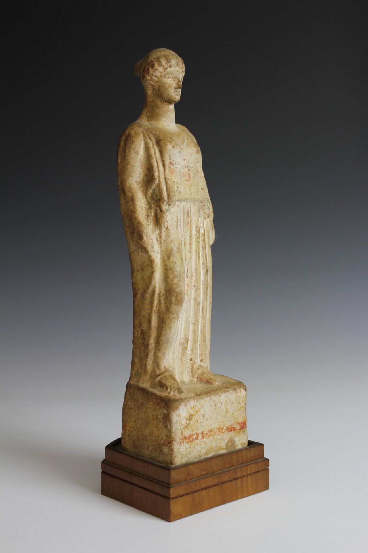 Greek terracotta standing female figure, Boetia, 5th century BC., - Bild 7 aus 7