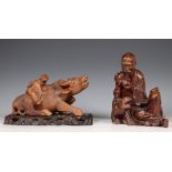 China, twee gestoken houten sculpturen met glas ingelegde ogen, 1e helft 20e eeuw;