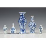 China, vijf blauw-wit porseleinen vaasjes, Kangxi en later,