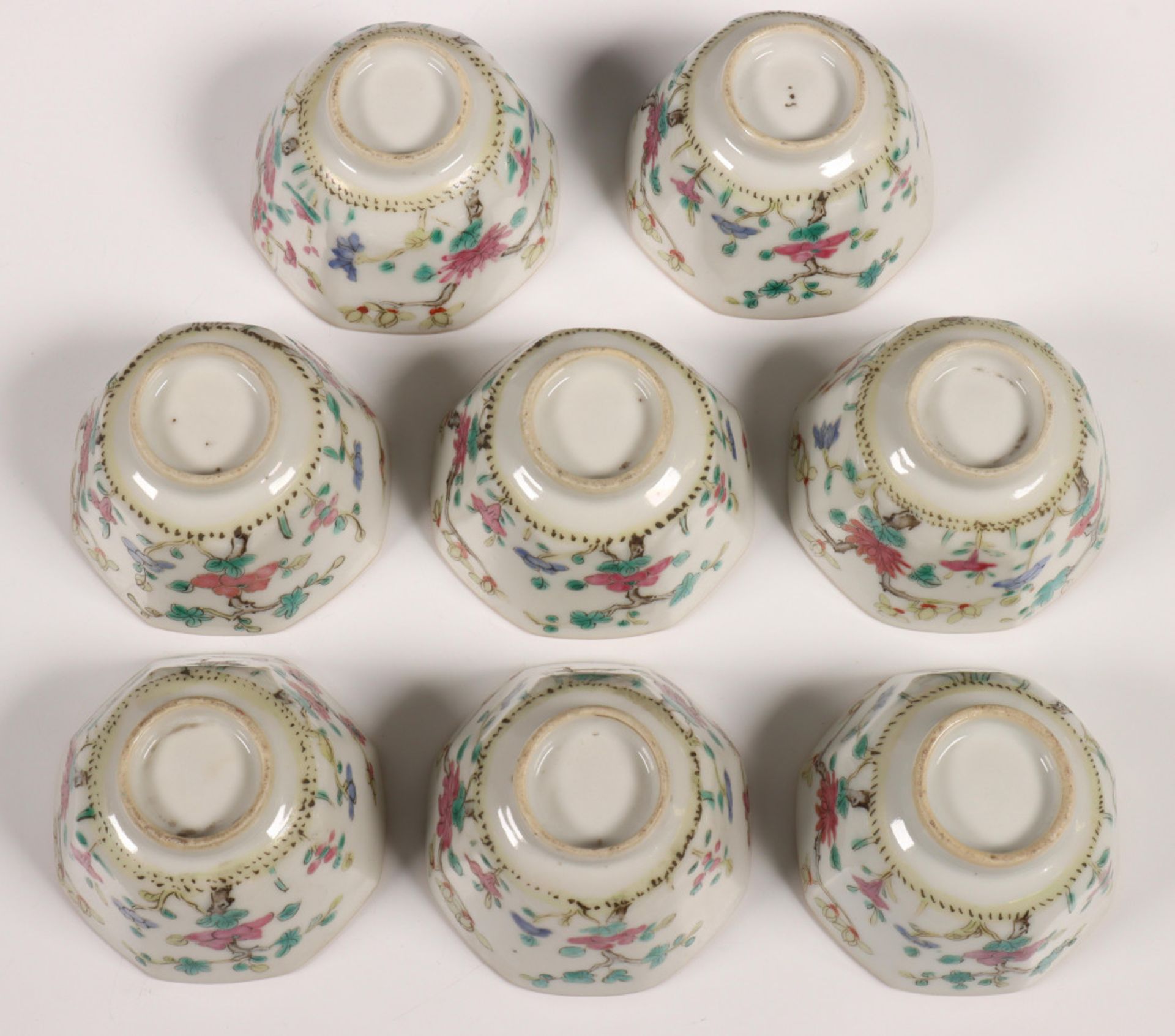 China, acht kantige porseleinen kopjes, laat Qing dynastie. - Image 4 of 8