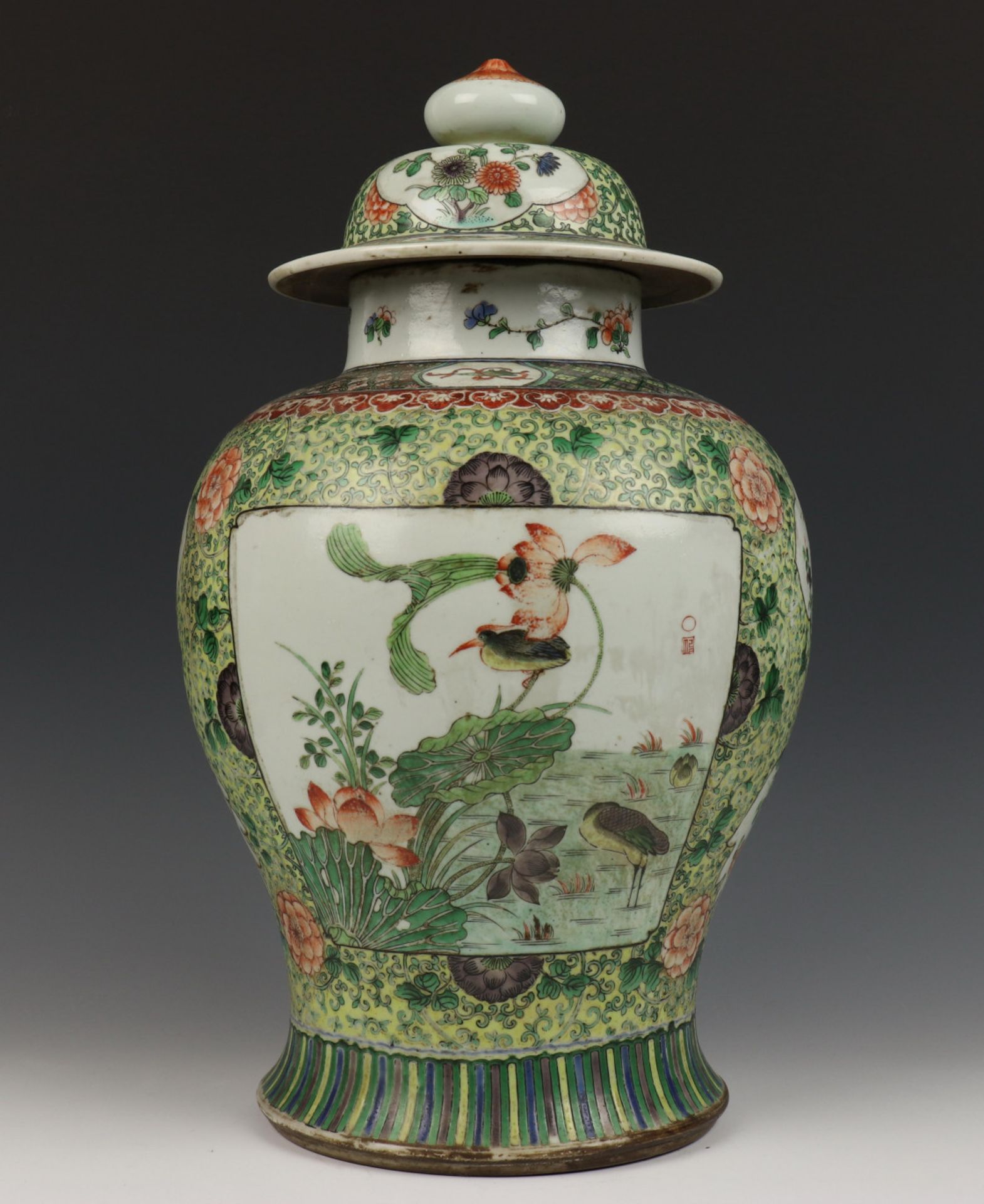 China, famille verte balustervaas en deksel, 19e eeuw,