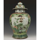 China, famille verte balustervaas en deksel, 19e eeuw,