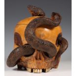 Japan, houten tabakspot in de vorm van een schedel met slang, Meiji periode, ca. 1900,