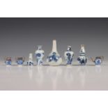 China, een collectie blauw-wit porseleinen miniatuur en poppegoed vaasjes, 18e eeuw en later,
