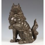 Japan, een bronzen model van een shishi leeuw, 19e eeuw,