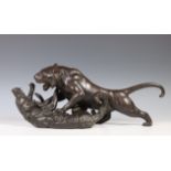 Japan, een bronzen beeld van vechtende tijger en wolf, Meiji periode,