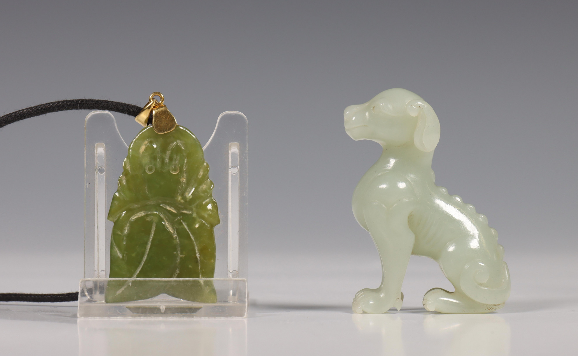 China, een jade figuur van een hond en een jade perzikhanger, modern,