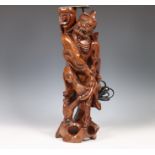 China, hardhouten gestoken sculptuur van een oude man, ca. 1900,