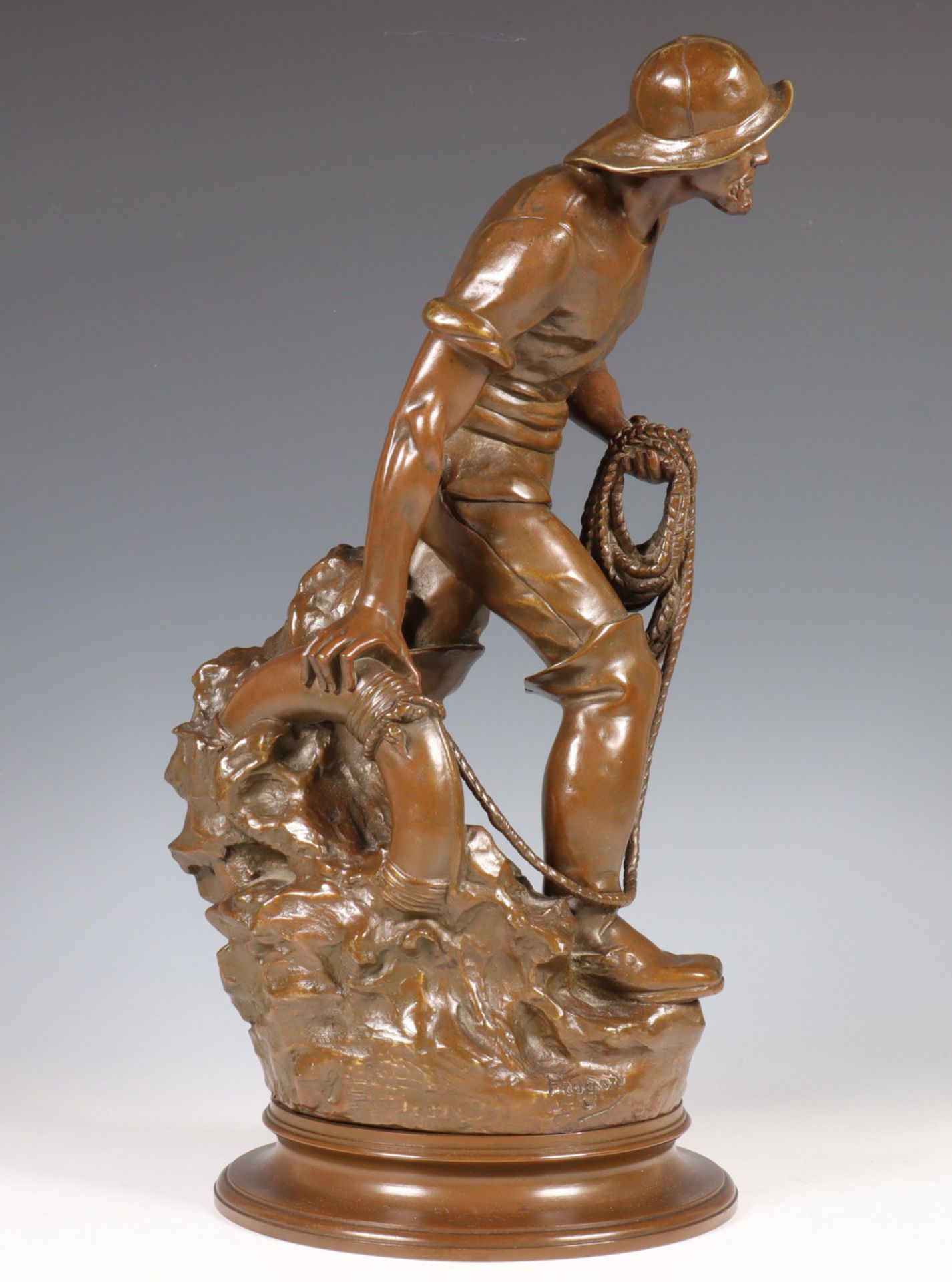 Frankrijk, bruin gepatineerd bronzen sculptuur van een visser, ges. Albert Froger, 19e eeuw; - Image 4 of 5