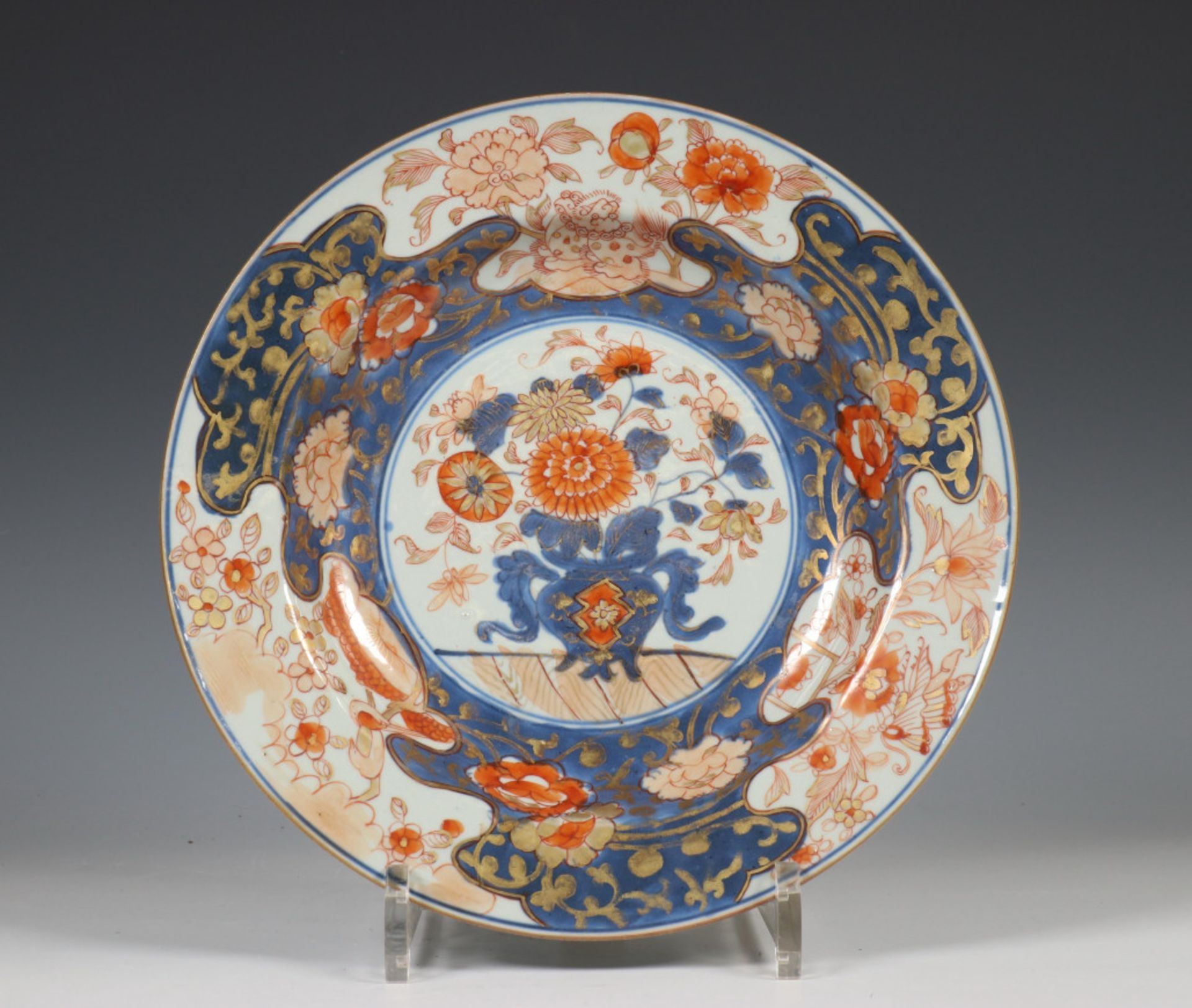 China, een set van zes Imari porseleinen borden, 18e eeuw, - Image 9 of 20