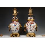 Paar olielampen gemaakt van Japans Imari dekselvazen, Edo periode, met Frans vuurverguld beslag, 19e