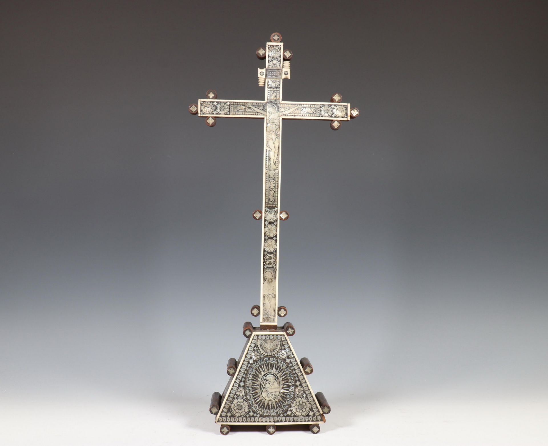 Jeruzalem, crucifix op driehoekige basis, 18e-19e eeuw;