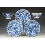 China, een set van drie blauw-wit porseleinen borden, Qianlong en twee blauw-wit porseleinen kommen,