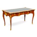 Engeland, noten- en rozenhouten bureau-plat in Louis XV stijl, 19e eeuw,