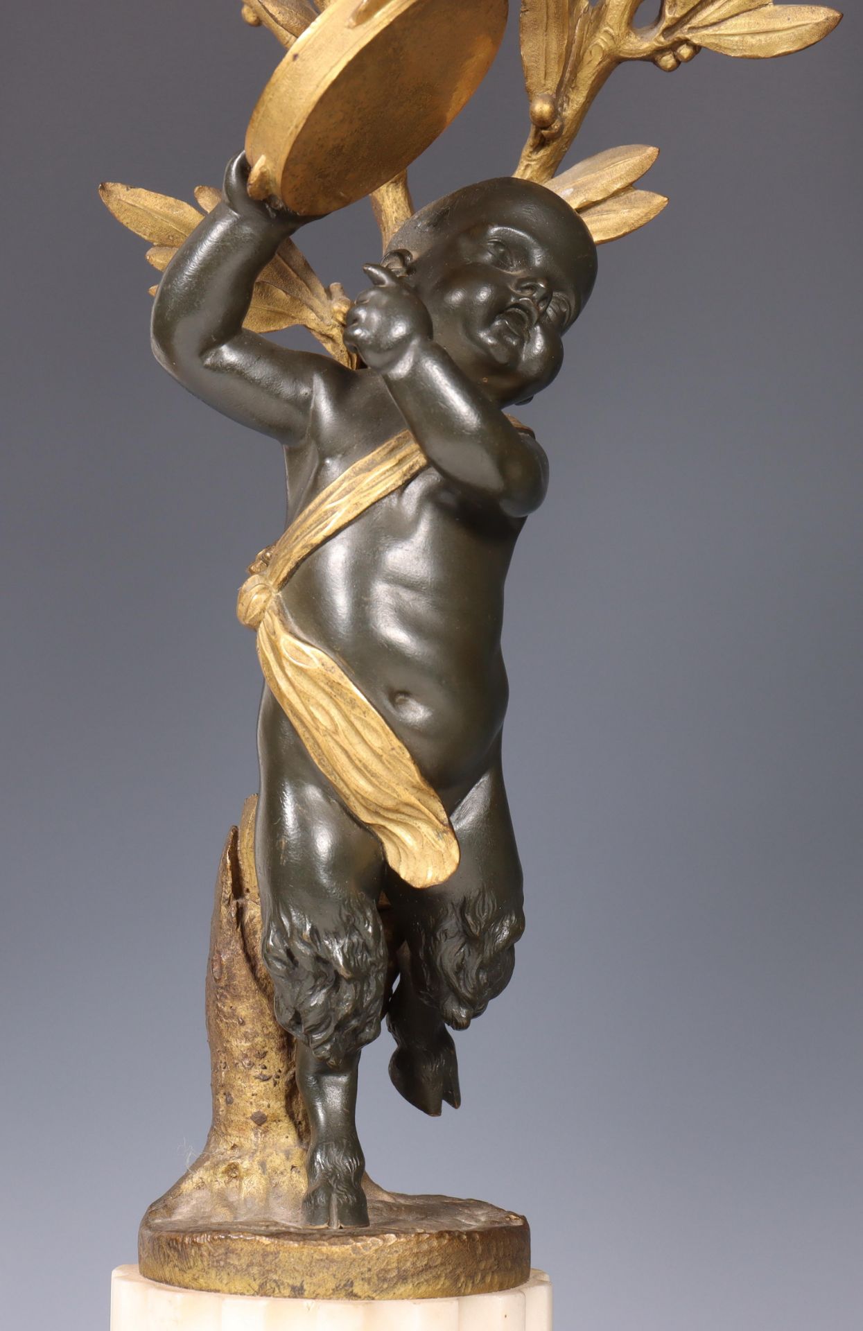 Frankrijk, verguld- en deels bruin gepatineerd bronzen pendule met twee bijhorende tweelichts kandel - Image 4 of 9