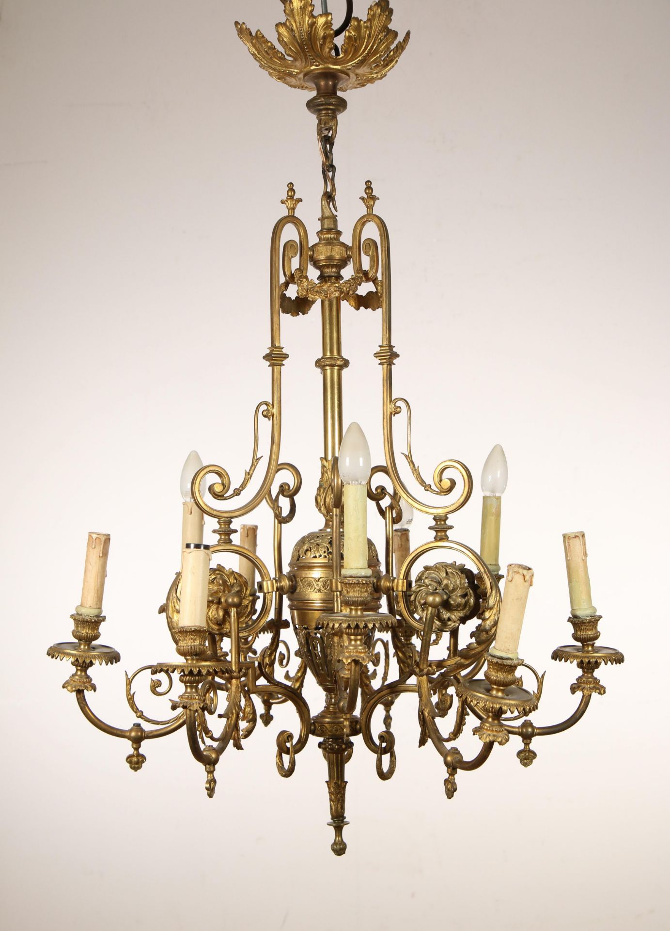 Verguld bronzen en koperen negenlichts kroon in Louis XV/XVI-stijl, ca. 1900.