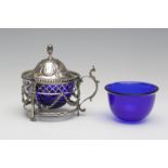 Mosterdpot met blauw glazen binnenbak, Louis XV stijl,