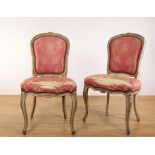 Paar gestoken en wit gelakt beukenhouten stoelen, Louis XV,