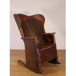 Welsh grenenhouten 'lambing chair', 18e eeuw.