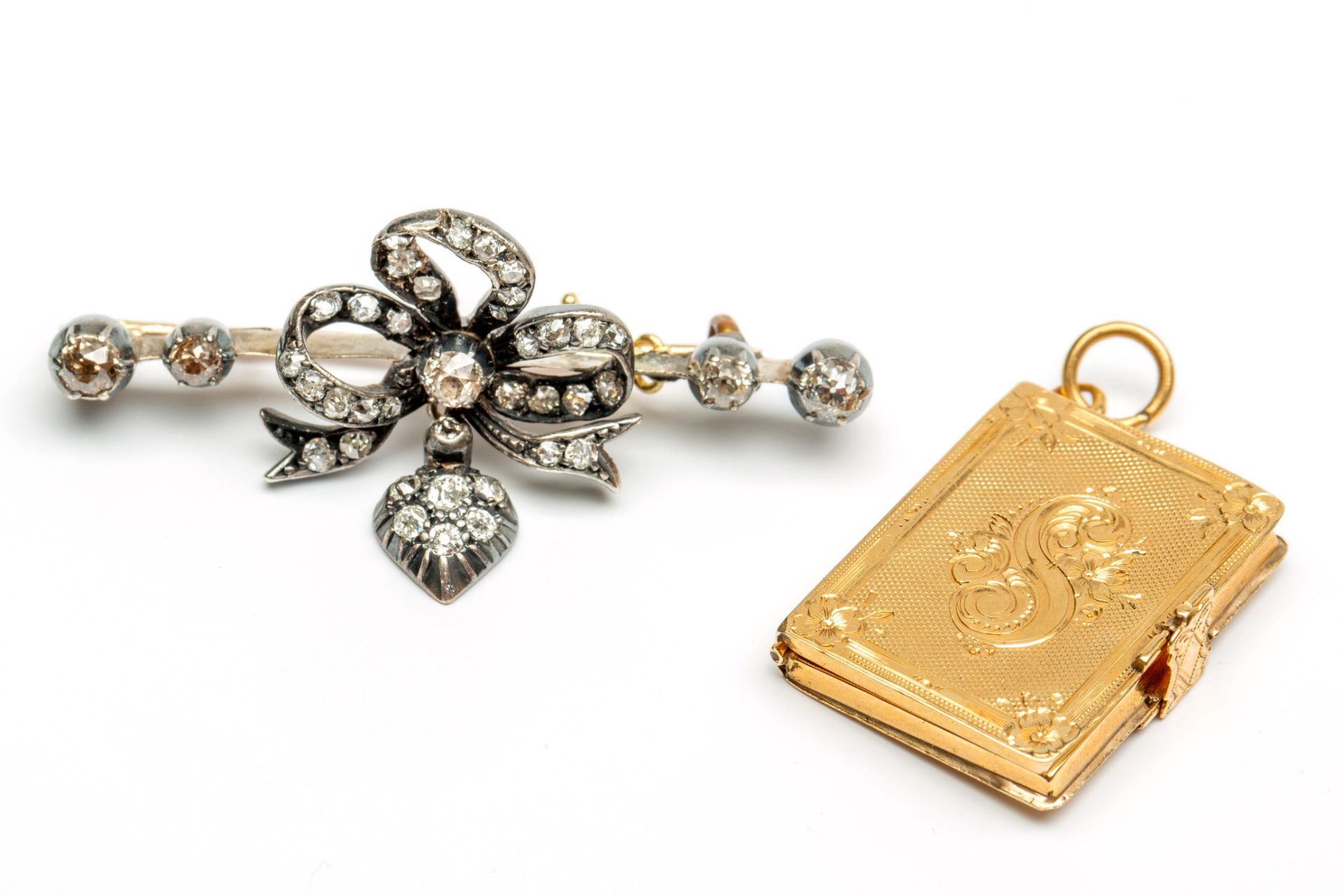 Zilveren staafbroche en een gouden medaillon, 19e eeuw.