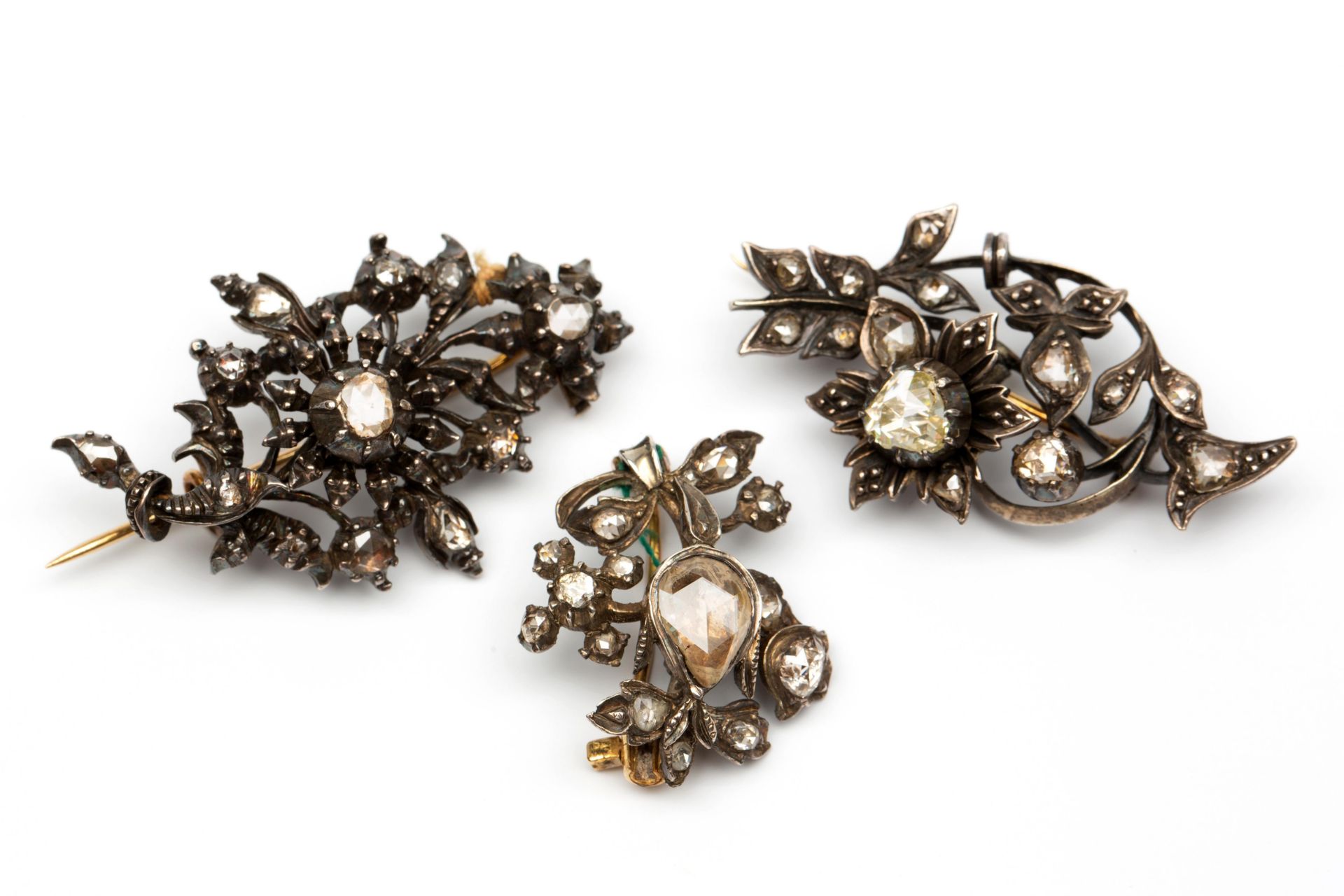 Drie zilveren en gouden broches, 19e eeuw/begin 20e eeuw,