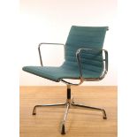Charles & Ray Eames voor Vitra, 'Aluminium EA 107' fauteuil
