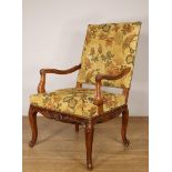 Notenhouten fauteuil in Louis XIV-Louis XV-stijl