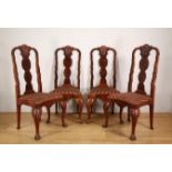 Set van vier noten- en notenwortelhouten stoelen in Queen Anne-stijl, ca. 1900,
