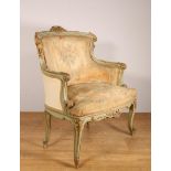 Frankrijk, groen en verguld gelakt beukenhouten fauteuil-bergère in Louis XV-stijl, 19e eeuw.