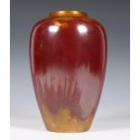 Japan, Kurisaki Tsugio (b. 1945), bronzen vaas met goud en rood gevlamd patina, Showa periode,