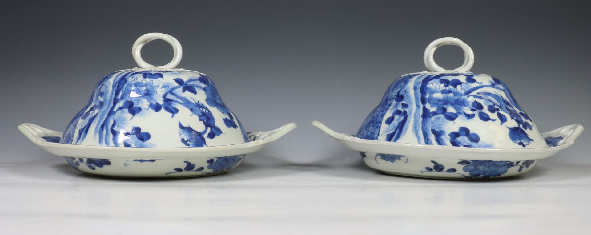 Japan, pair of Arita blue and white porcelain serving dishes and covers, 19th century, decorated - Image 12 of 12