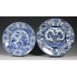 Japan, twee Arita blauw-wit porseleinen 'Kraak-stijl' borden, 19e eeuw,