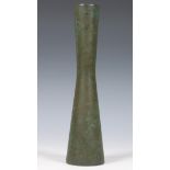 Japan, Tetsutaro Nagai (b. 1936), groen gepatineerde bronzen zandlopervormige vaas,