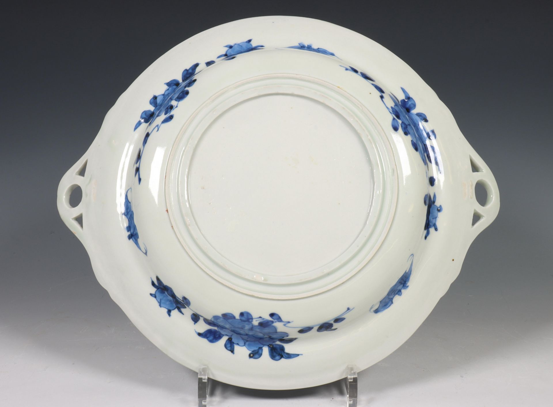 Japan, pair of Arita blue and white porcelain serving dishes and covers, 19th century, decorated - Image 6 of 12