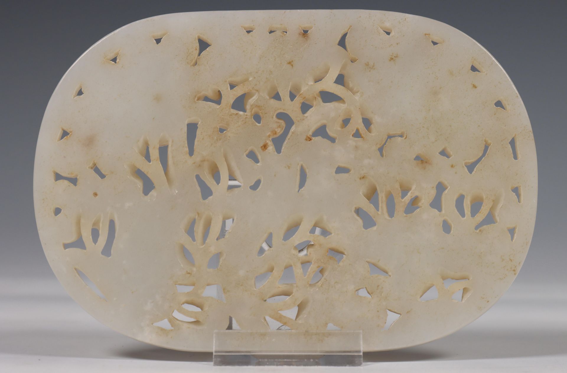 China, oval jade plaque, 19th-20th century, openworked and carved with geese among flowers, the - Image 3 of 3